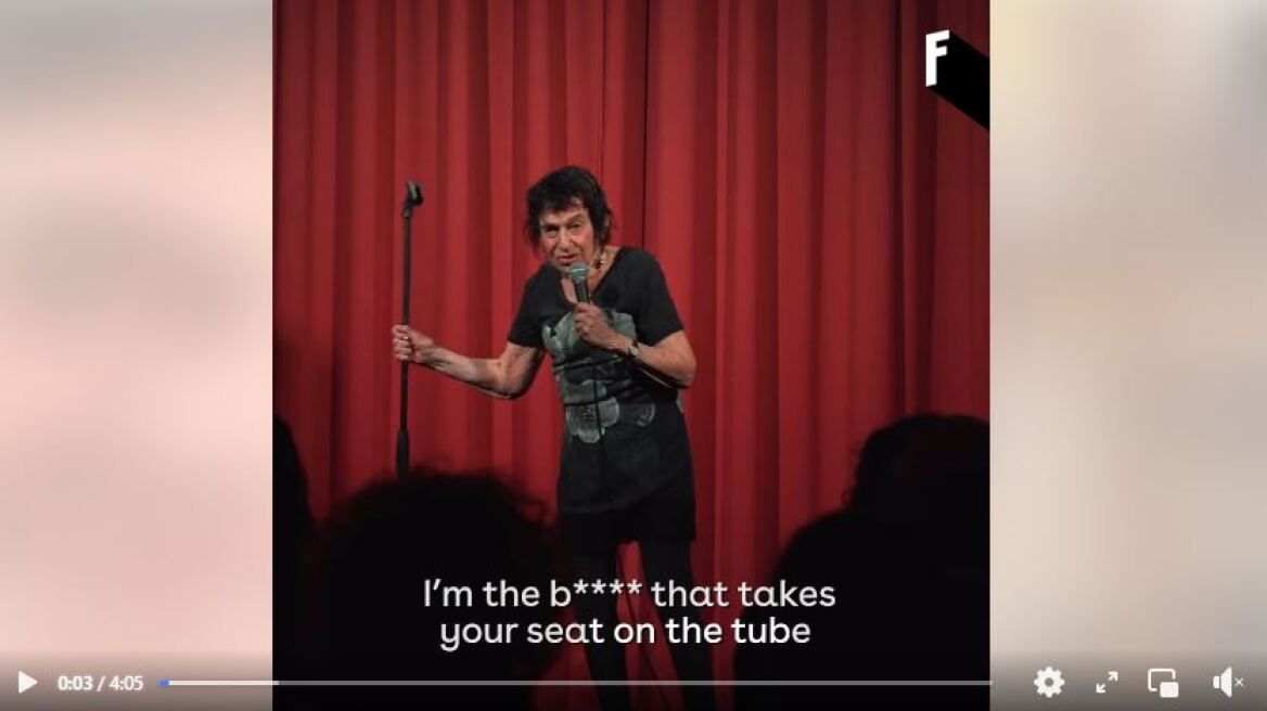 Η 86χρονη stand up comedian-φεμινιστική δύναμη: «Όταν ο άντρας μου με χτυπούσε, δεν το θεωρούσα κακοποίηση»