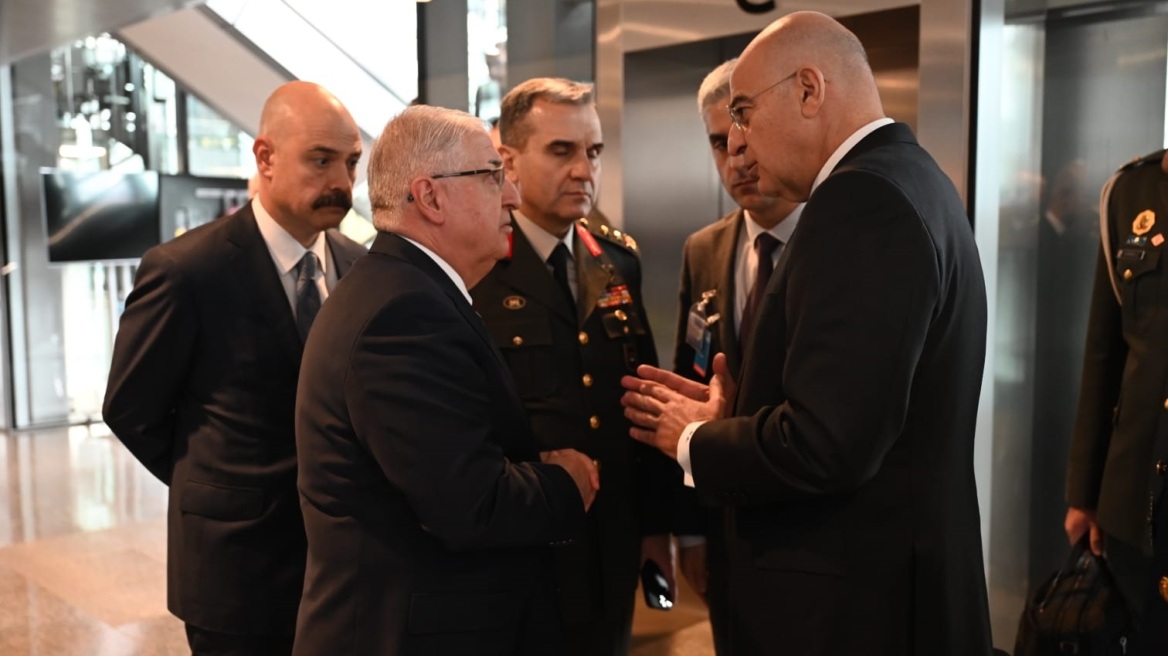 Δένδιας: Συναντήθηκε με τον Τούρκο υπουργό Άμυνας στις Βρυξέλλες - «Ανάγκη να διατηρηθεί το κλίμα ύφεσης»