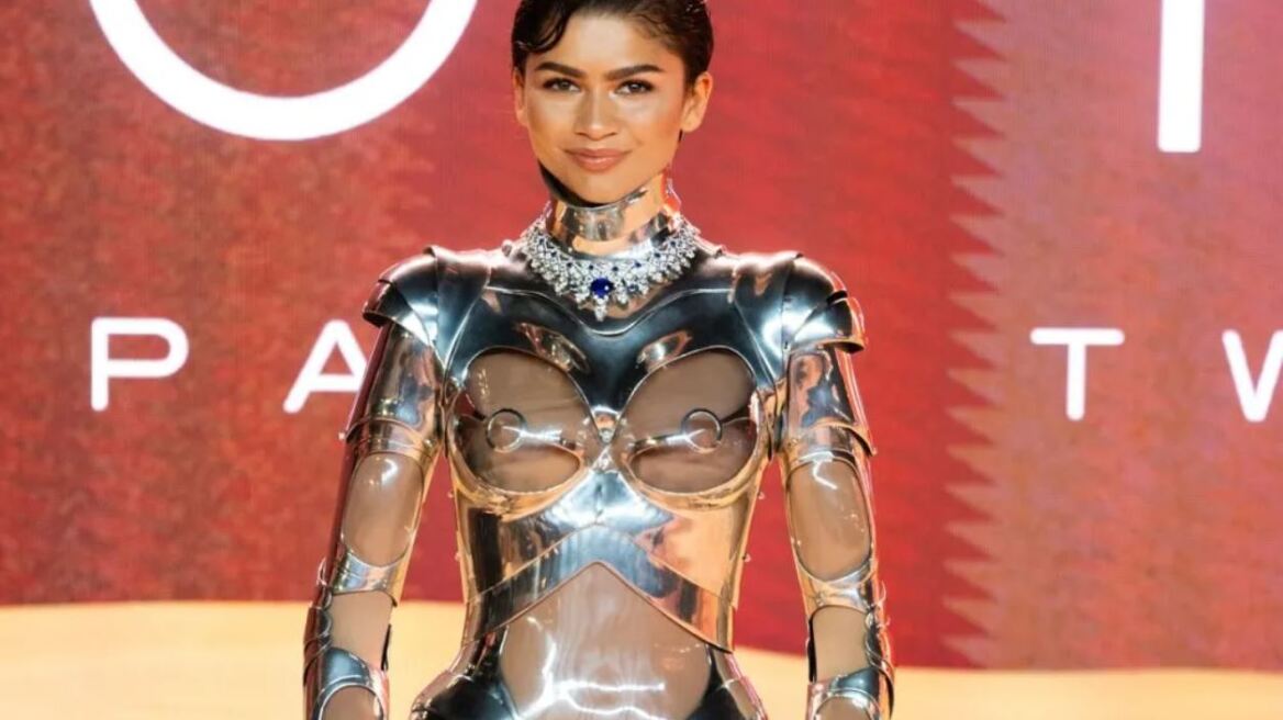 Ζεντάγια: Με ολόσωμη μεταλλική φουτουριστική φόρμα, γράφει ιστορία στη μόδα