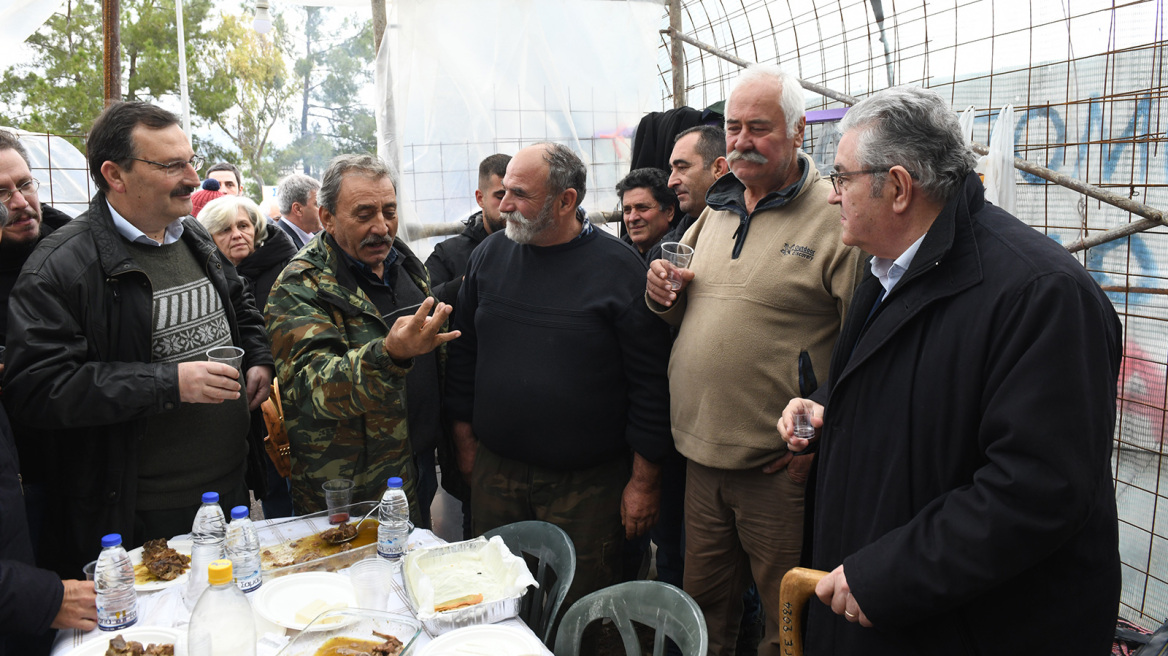 Ο Κουτσούμπας πίνει ρακές με τους αγρότες στα μπλόκα: Να πάτε μέχρι τέλους τον αγώνα σας