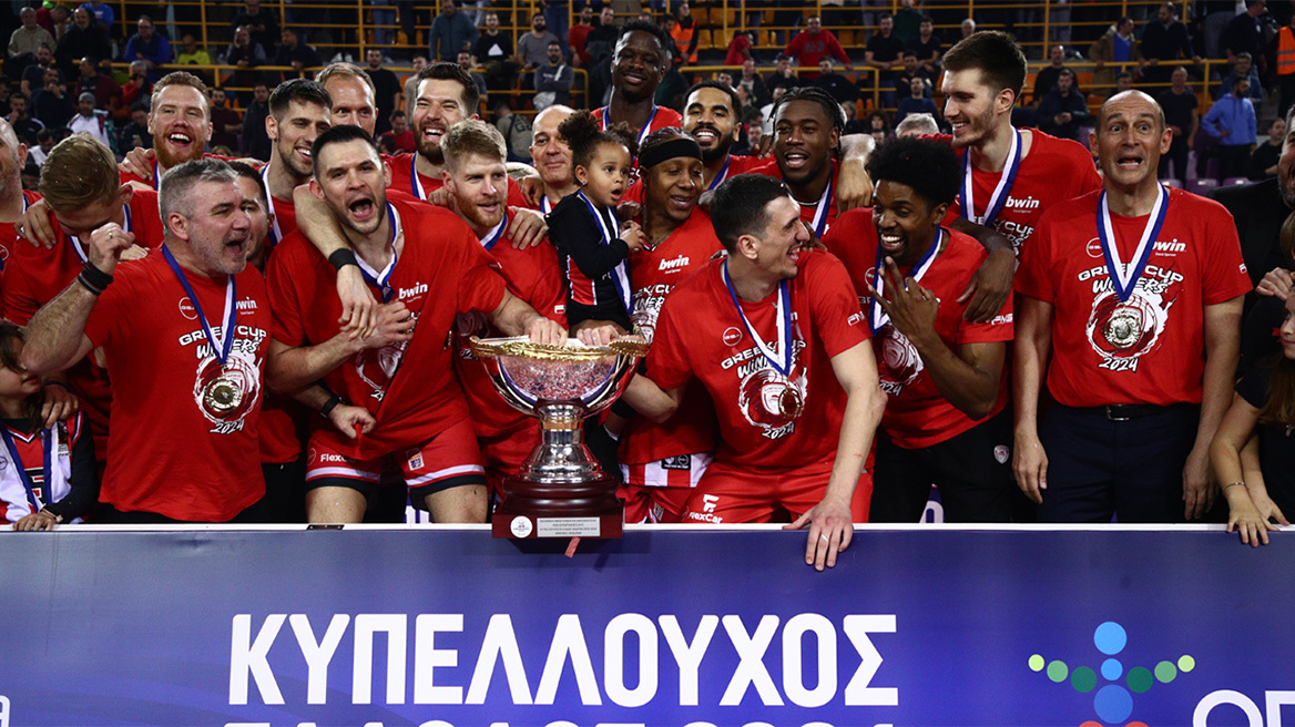 Η απονομή της κούπας στον Κυπελλούχο Ολυμπιακό μετά τον θρίαμβο επί του Παναθηναϊκού  - Βίντεο και φωτογραφίες 