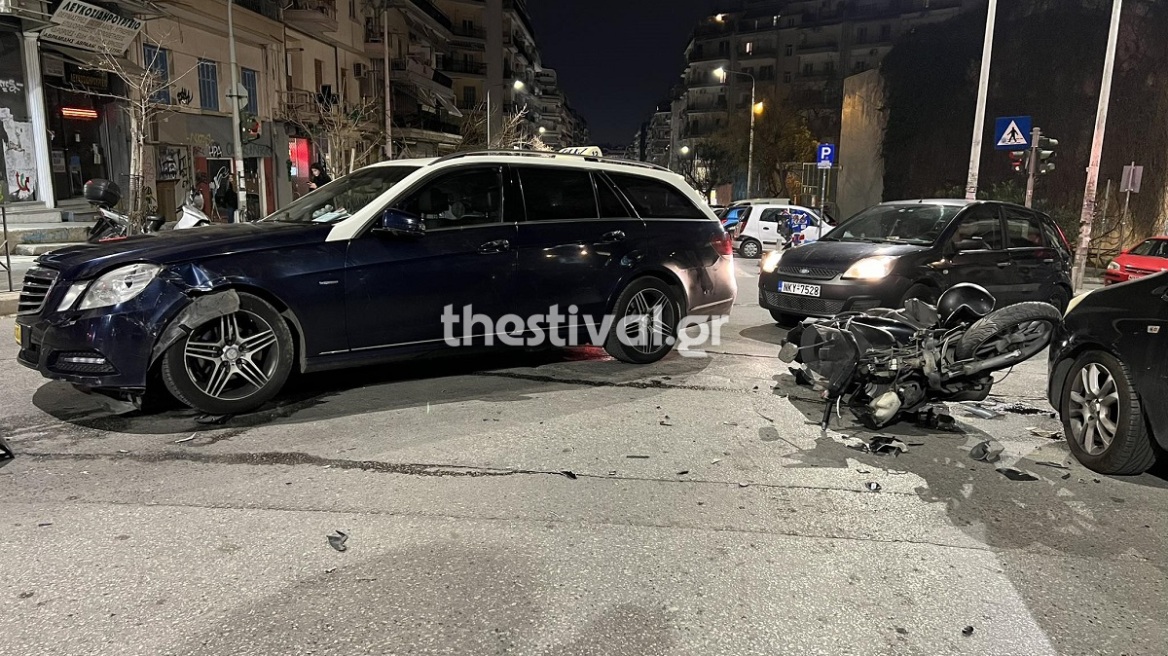 Θεσσαλονίκη: Έκλεψαν περίπτερο και τράκαραν σε ταξί καθώς διέφευγαν 