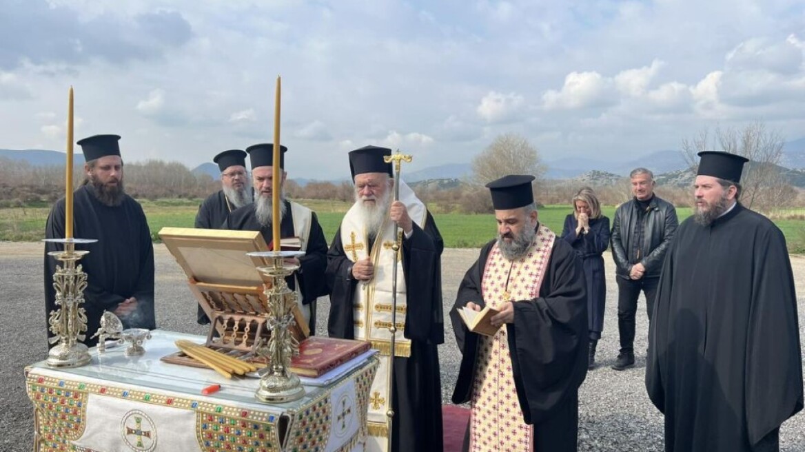 Τέμπη: Τρισάγιο από τον Aρχιεπίσκοπο Ιερώνυμο στον τόπο του πολύνεκρου σιδηροδρομικού δυστυχήματος