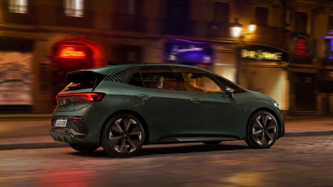 Το CUPRA Born γίνεται πολύ... καυτό!