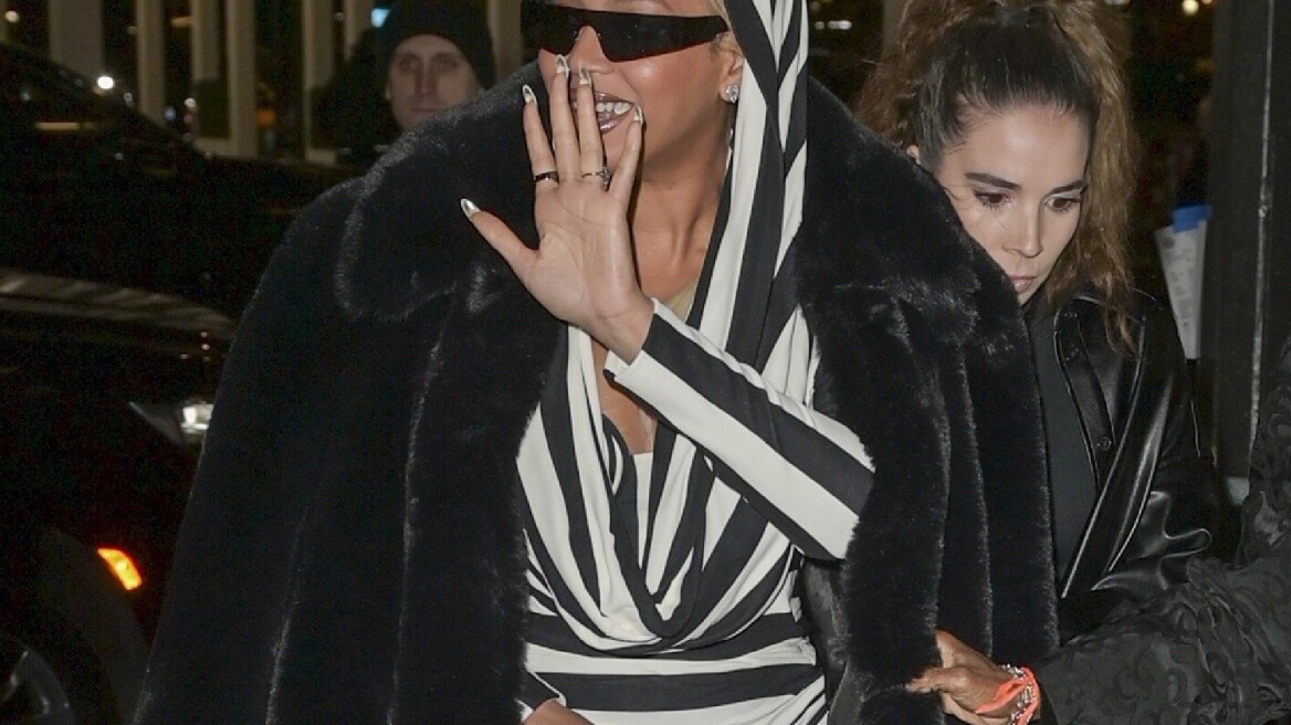 H Beyoncé συνδυάζει μίνι με γούνινο παλτό και cowboy mules