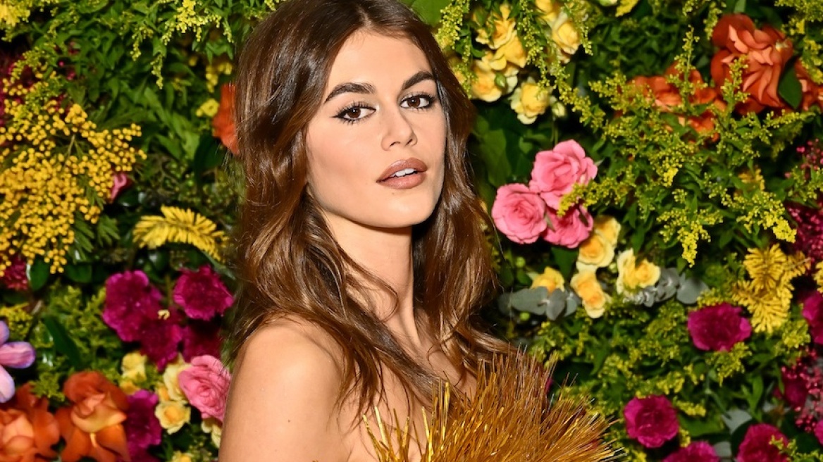 Η Κάια Γκέρμπερ θύμισε τη μητέρα της, Σίντι Κρόφορντ - Το χρυσό φόρεμα του μοντέλου