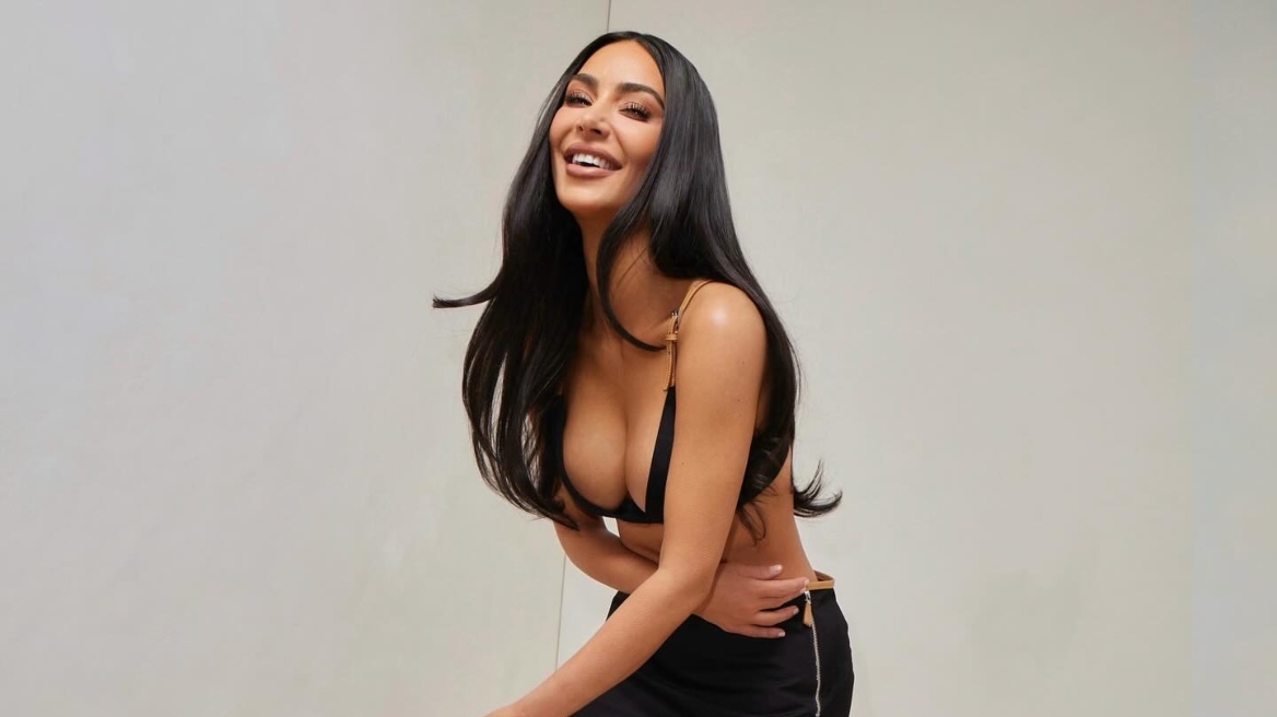 Κιμ Καρντάσιαν: Πόζαρε με μίνι και μαγιό - Της γράφουν «ντύνεσαι σαν έφηβη ενώ μοιάζεις με 50»