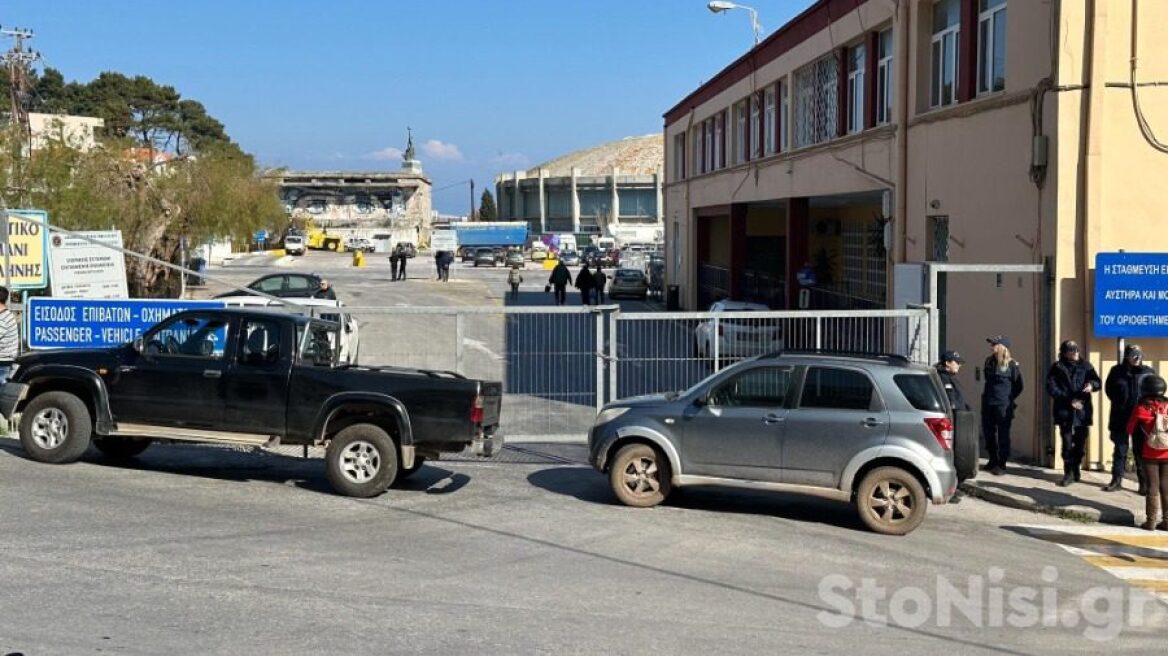 Λέσβος: Αγρότες απέκλεισαν με τα τρακτέρ τις εισόδους του λιμανιού της Μυτιλήνης - Βίντεο