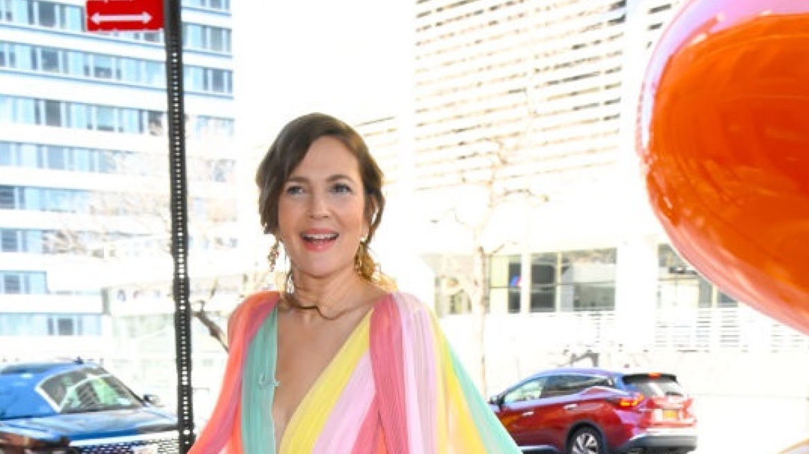 Η Ντρου Μπάριμορ έκανε βόλτα με όχημα σε σχήμα λουκάνικου μέσα στο πιο εντυπωσιακό φόρεμα (βίντεο)