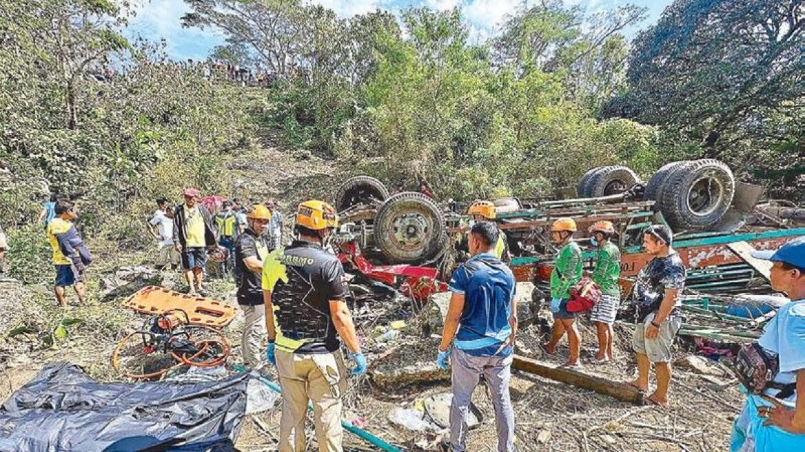 Φιλιππίνες: 14 νεκροί από την πτώση φορτηγού σε χαράδρα