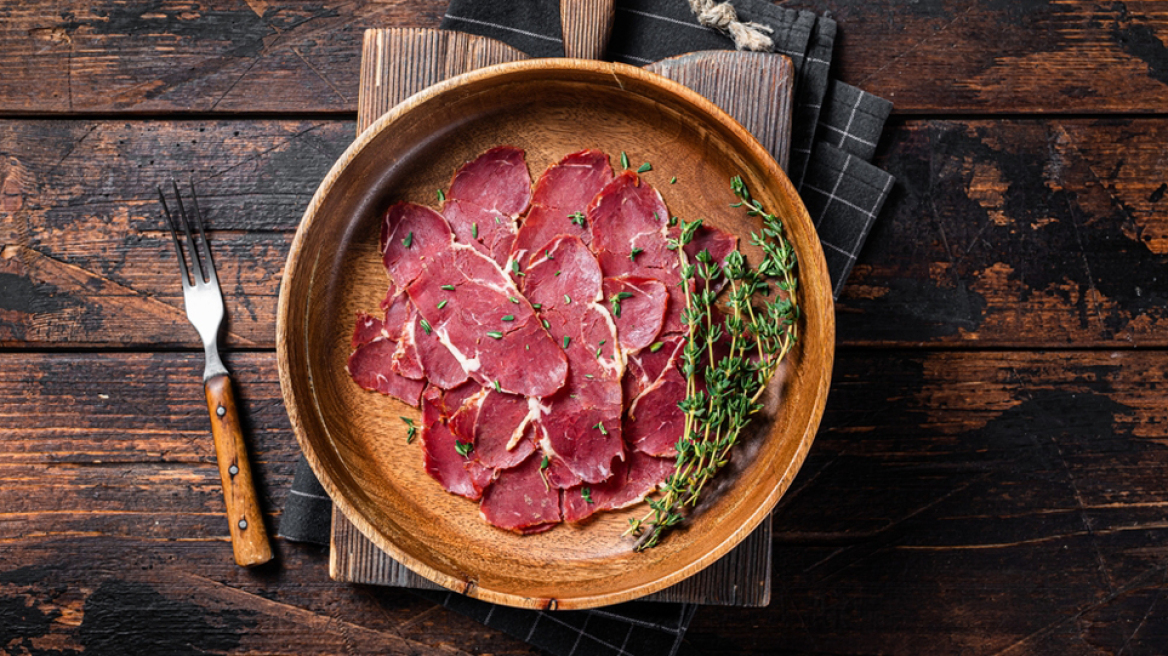 Παστουρμάς vs παστράμι: Ομοιότητες, διαφορές και χρήσεις τους στην κουζίνα (+ συνταγές)