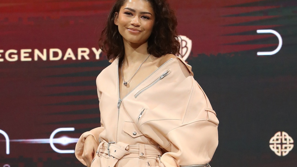 H Zendaya με ολόσωμη φόρμα στο χρώμα του 2024 στην Κορέα