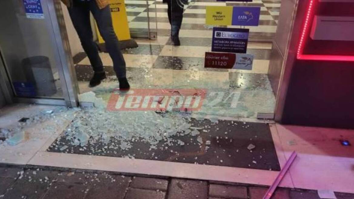 Πάτρα: Αναρχικοί έκαναν «γυαλιά καρφιά» τα ΕΛΤΑ - Μέσα ήταν εργαζόμενοι και πολίτες