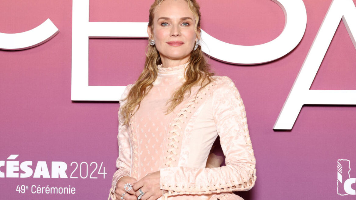 Η Νταϊάν Κρούγκερ με ροζ μίνι φόρεμα στο κόκκινο χαλί