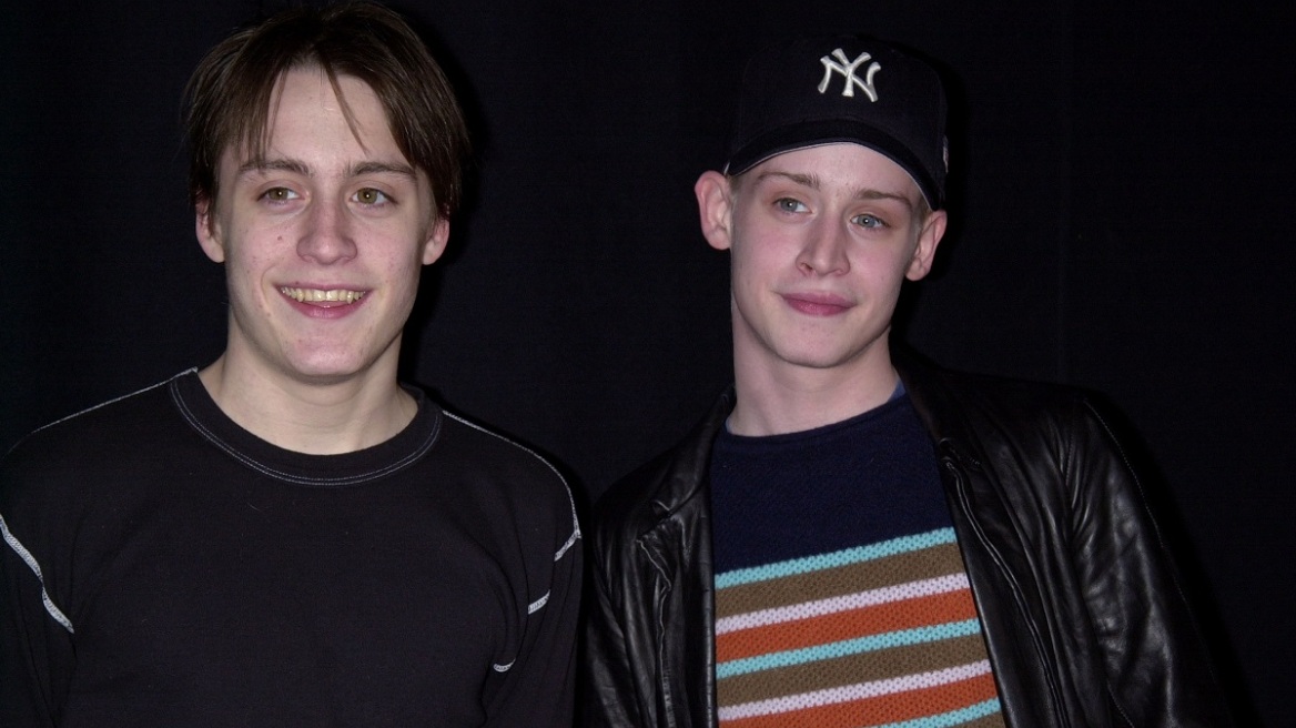 Το καυτό φιλί του μικρότερου αδερφού των Μακόλει και Κίραν Κάλκιν θυμίζει μια ιστορία κακοποίησης και θανάτου