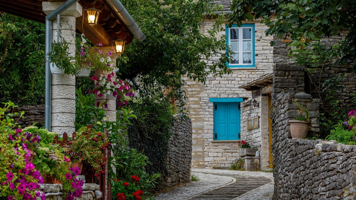 Το μικρό, πέτρινο χωριό που κρέμεται πάνω από το φαράγγι του Βίκου