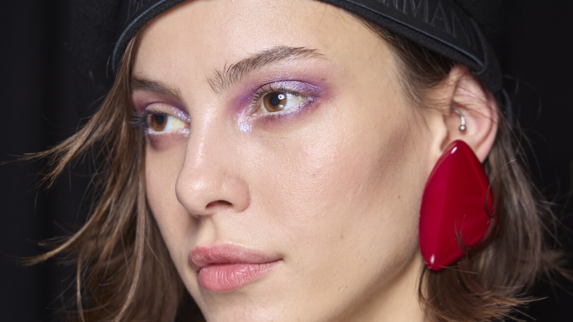 Σύμφωνα με το πρόσφατο show του Emporio Armani, η μωβ σκιά είναι must
