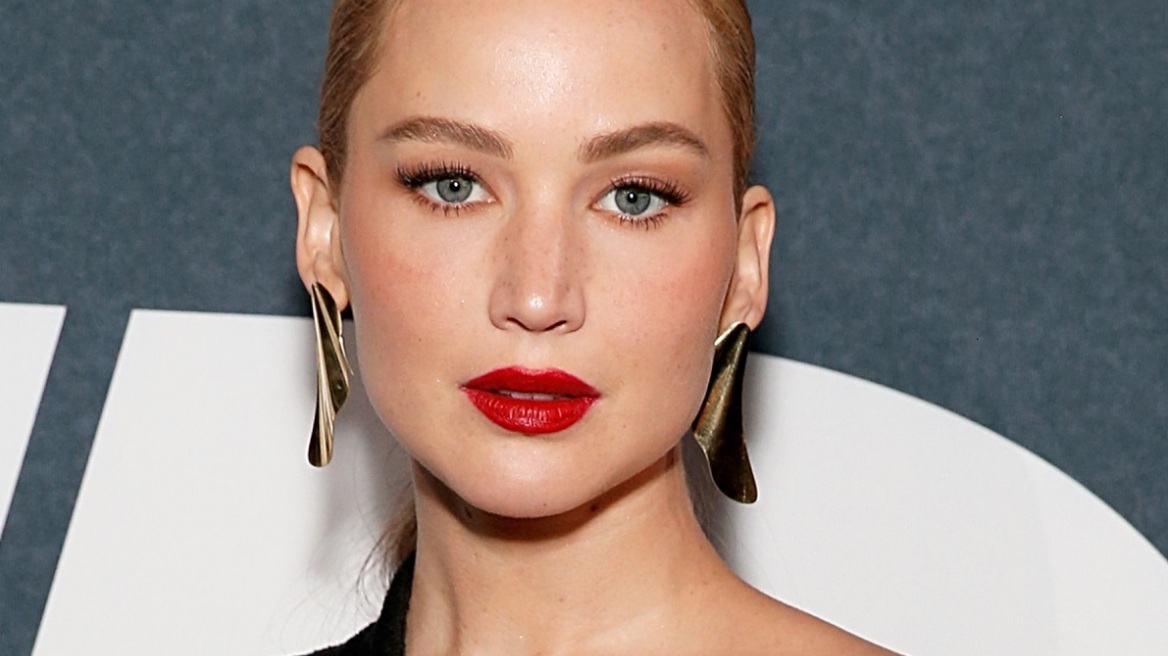 H Jennifer Lawrence ξαναφέρνει στο προσκήνιο το sexy three piece suit 