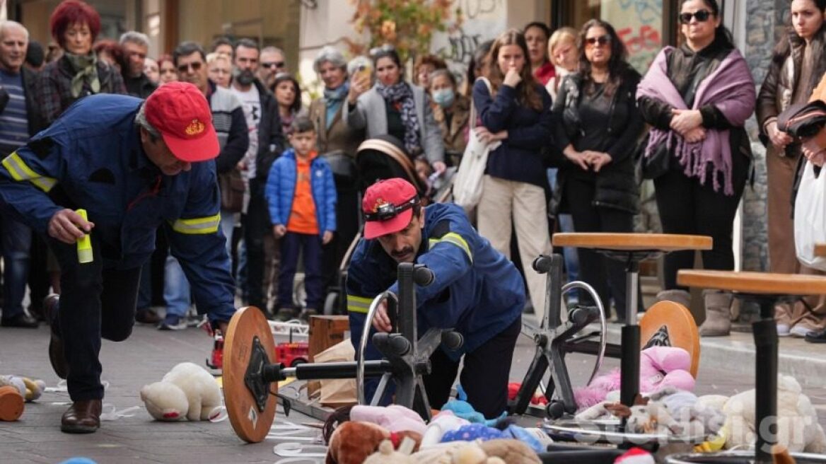 Τραγωδία στα Τέμπη: Το «τρένο του θανάτου» έγινε δρώμενο στην αγορά της Μυτιλήνης 