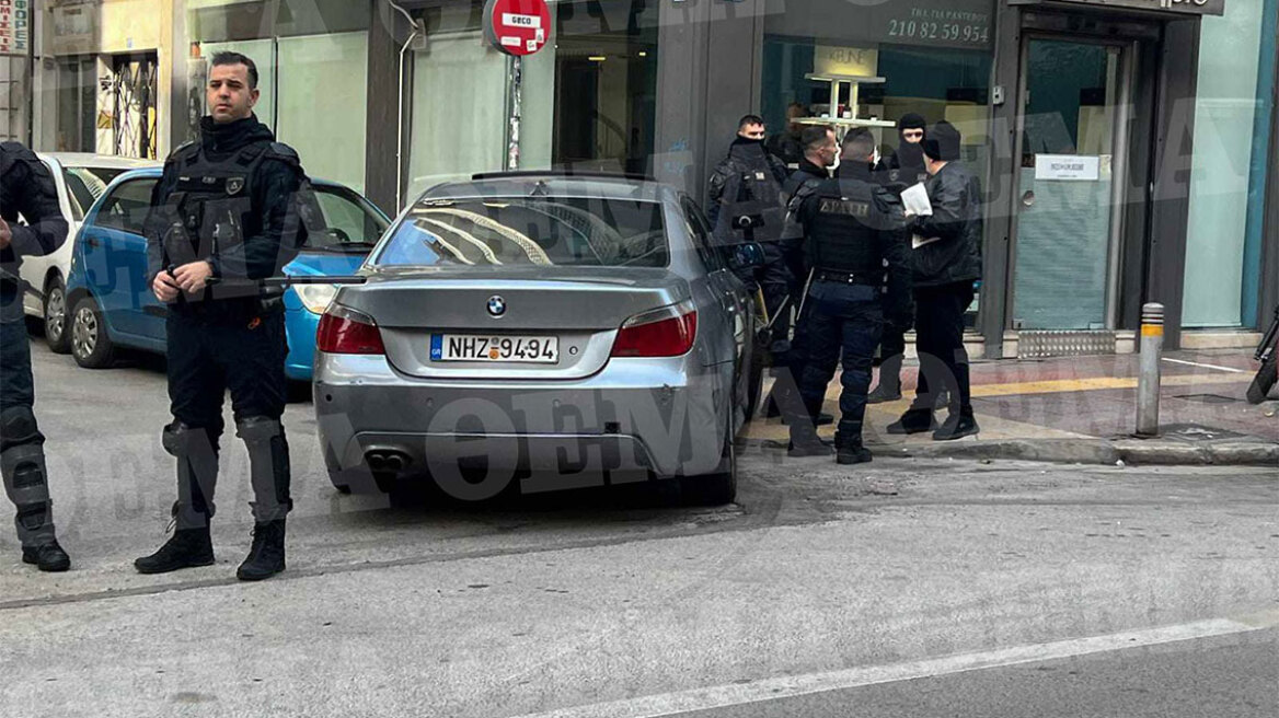 Δύο συλλήψεις στα Εξάρχεια - Βρέθηκαν όπλα στο όχημά τους