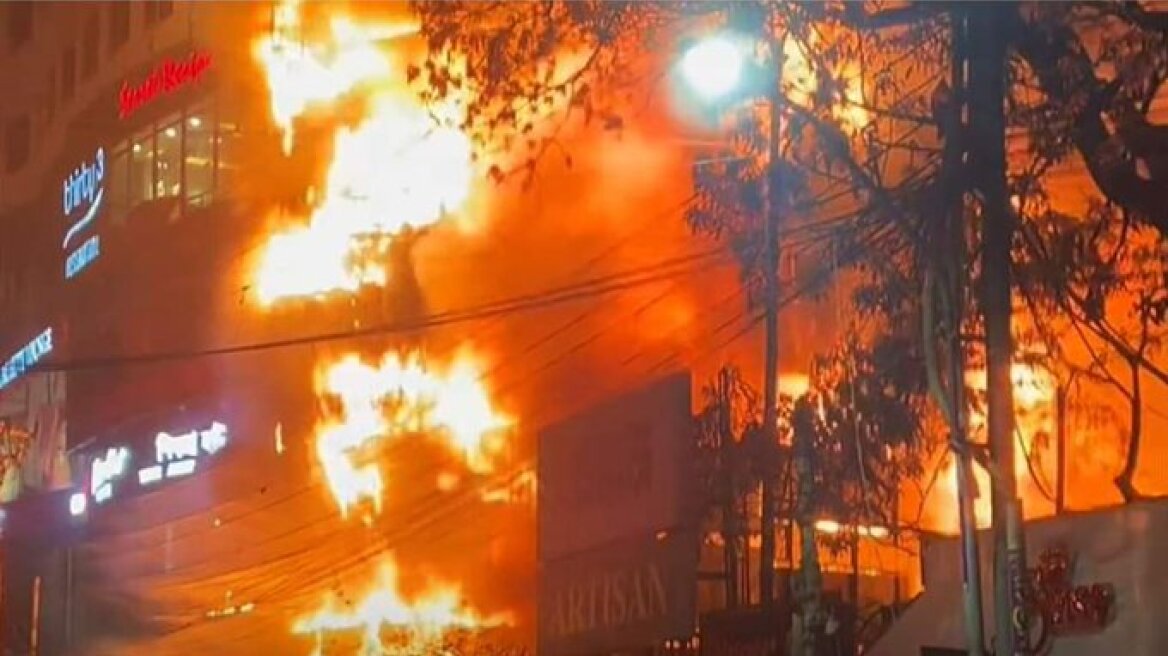 Μπανγκλαντές: Τουλάχιστον 43 νεκροί από την πυρκαγιά που ξέσπασε σε εμπορικό κέντρο της Ντάκα