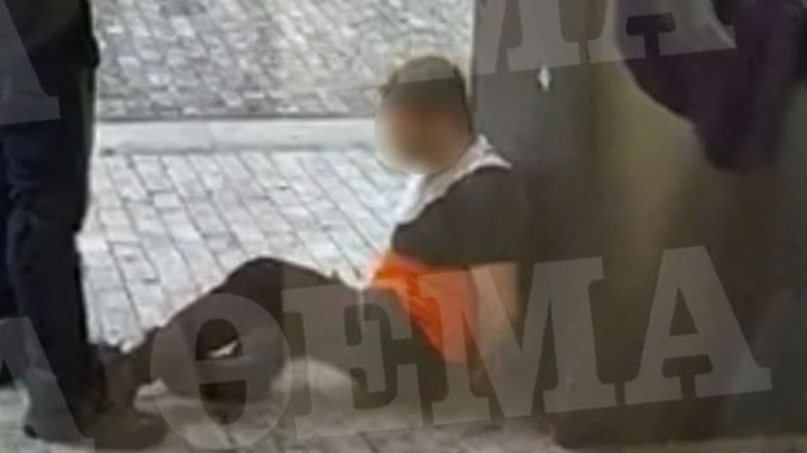 Επίθεση με μαχαίρι στην Ερμού: Στη ΜΕΘ η κοπέλα που χειρουργήθηκε