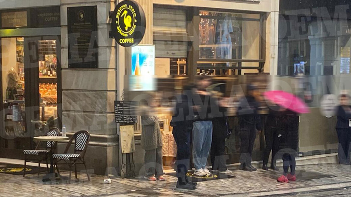 Επίθεση με μαχαίρι στην Ερμού: Πήγαινε στη δουλειά της και τώρα είναι στο χειρουργείο, είπε ο πατέρας της 22χρονης