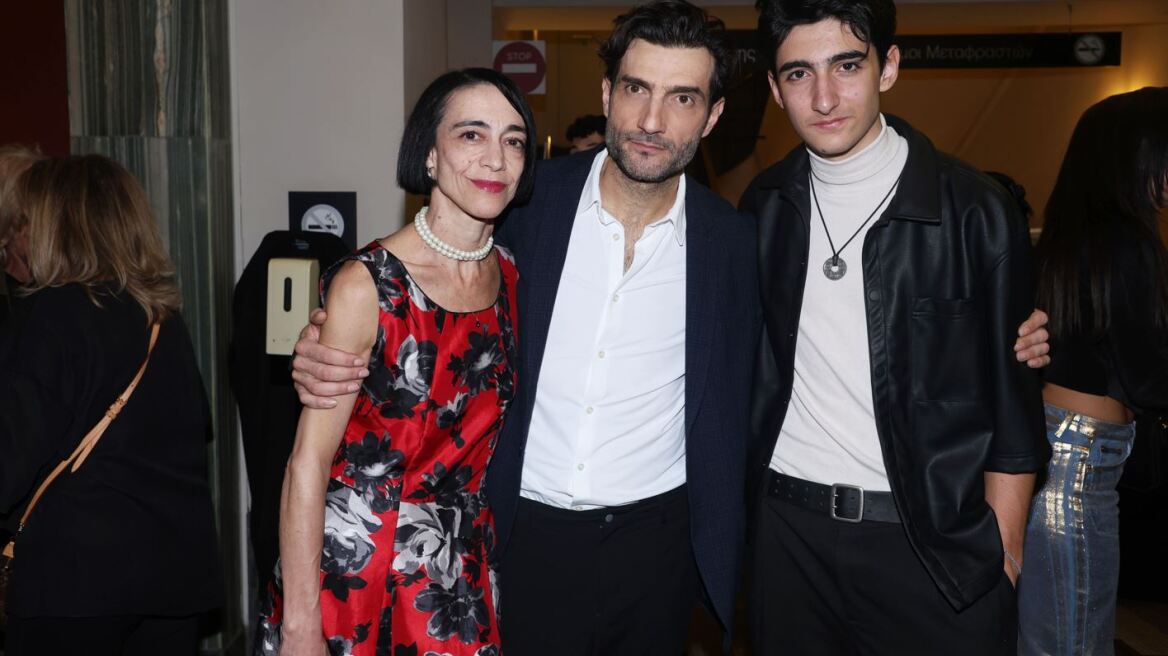 Η Έλενα Τοπαλίδου φωτογραφίζεται στα γυρίσματα της νέας της ταινίας