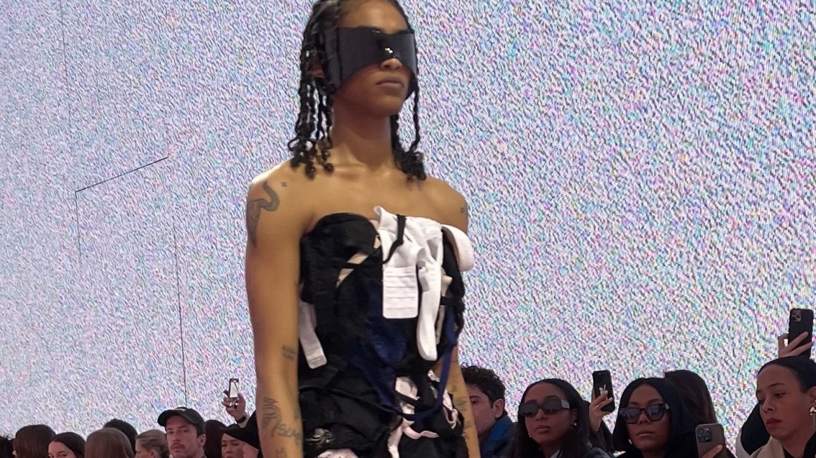 Ένα φόρεμα φτιαγμένο από εσώρουχα έκλεισε τo show του οίκου Balenciaga στην Εβδομάδα Μόδας του Παρισιού 