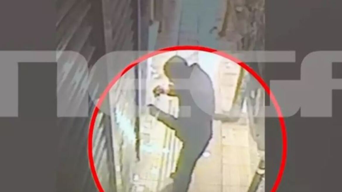 Πετράλωνα: Νέα βίντεο δείχνουν τους τρομοκράτες να βάζουν τη βόμβα σε υποκατάστημα τράπεζας