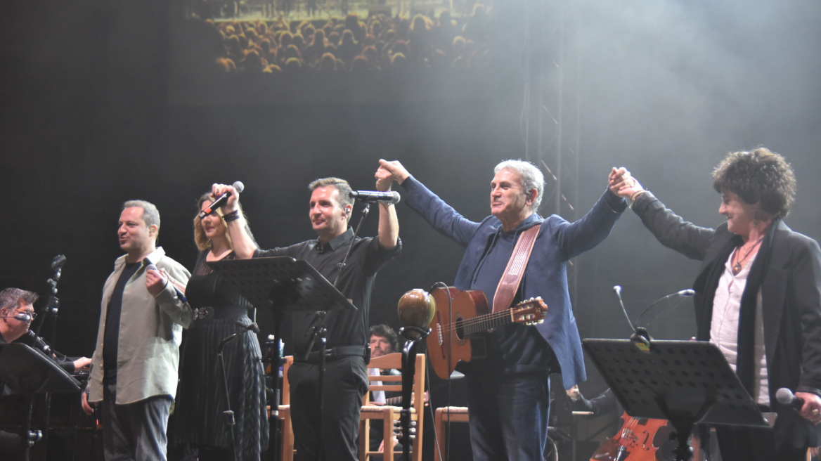 Συναυλία - αφιέρωμα του ΚΚΕ στον Γρηγόρη Μπιθικώτση: Χιλιάδες άνθρωποι τίμησαν τον μεγάλο ερμηνευτή