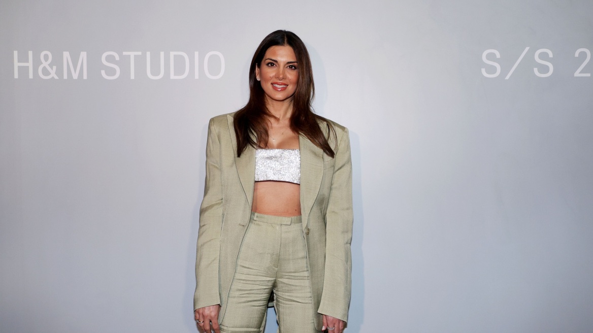 Η Σταματίνα Τσιμτσιλή με κοντό τοπ και σακάκι στην Αθήνα