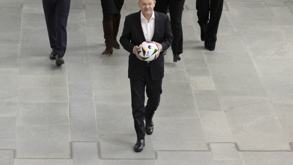 Euro 2024: Ο Σολτς φωτογραφήθηκε με τη μπάλα του τουρνουά - 100 ημέρες για την πρεμιέρα στη Γερμανία - Φωτογραφίες
