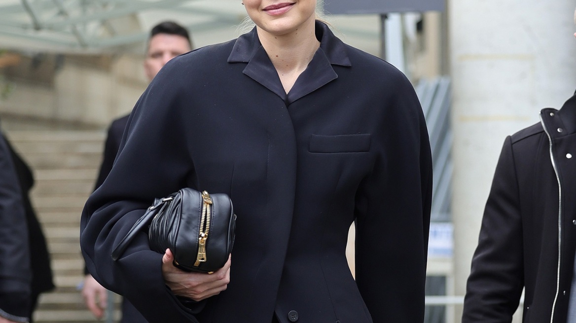 H Τζίτζι Χαντίντ συνδυάζει σατέν παντελόνι με square toe μπότες