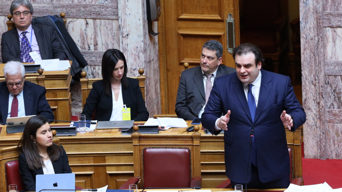 Βουλή: Σφοδρές αντιπαραθέσεις και πολιτικές κόντρες στη συζήτηση για τα μη κρατικά ΑΕΙ 