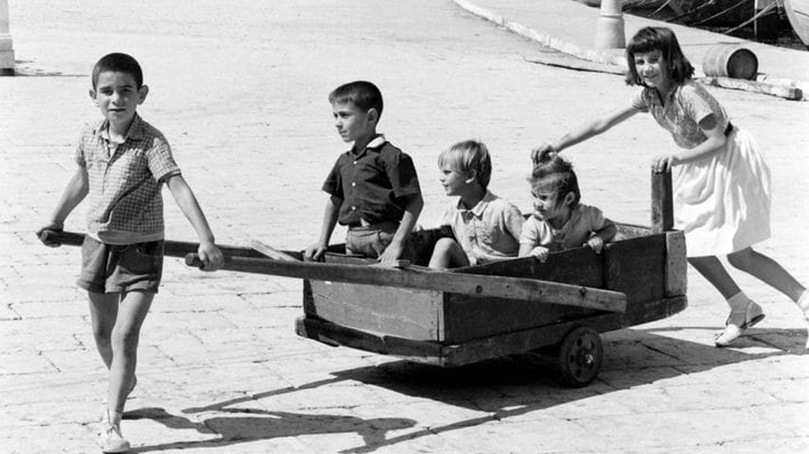 Όταν τα κορίτσια ήταν παιδιά ενός κατώτερου Θεού