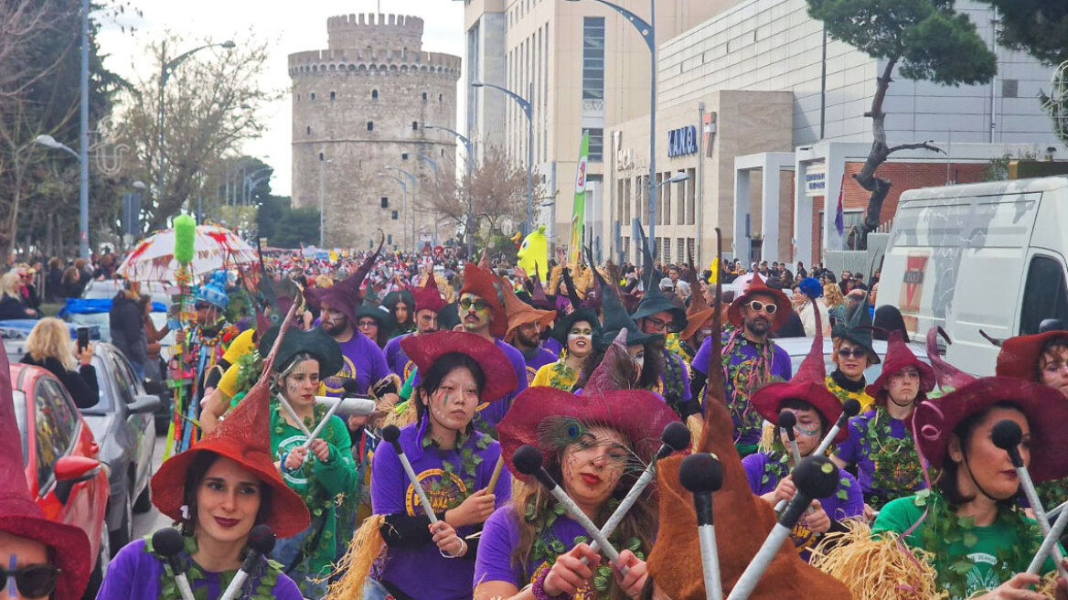 Θεσσαλονίκη: Πλήθος κόσμου στην καρναβαλική παρέλαση - Μασκαράδες με ευφάνταστες στολές και τύμπανα (βίντεο και φωτογραφίες)