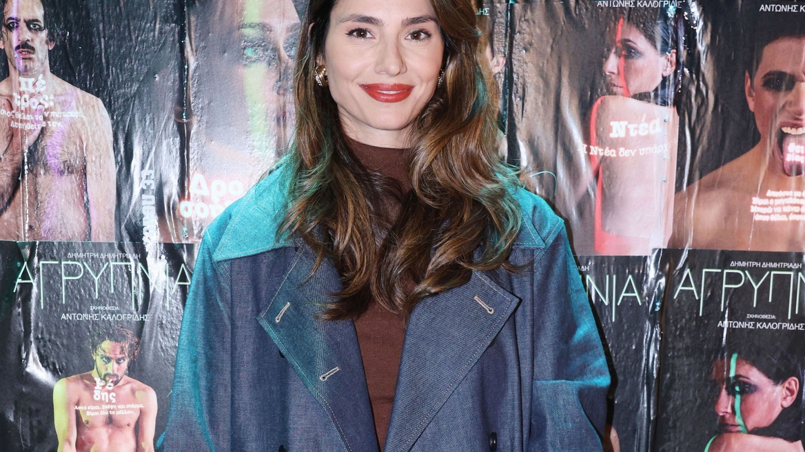 Η Ηλιάνα Παπαγεωργίου στο θέατρο με denim πανωφόρι και γόβες