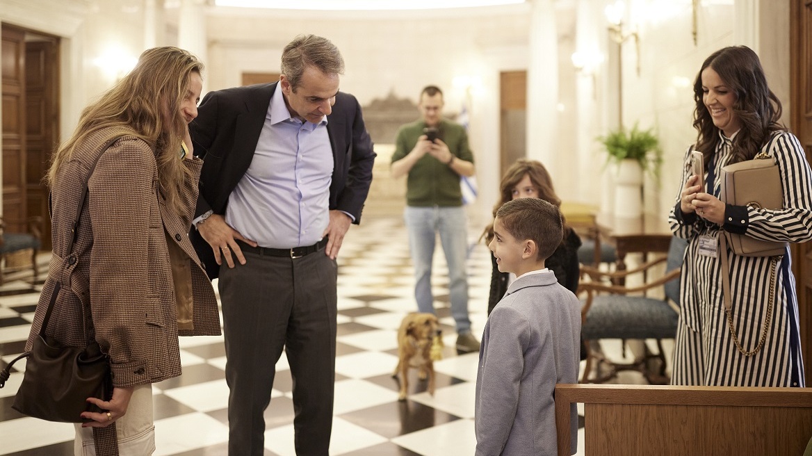 Όταν ο μικρός Μάξιμος συνάντησε τον Κυριάκο Μητσοτάκη στο Μαξίμου - Δείτε φωτογραφίες