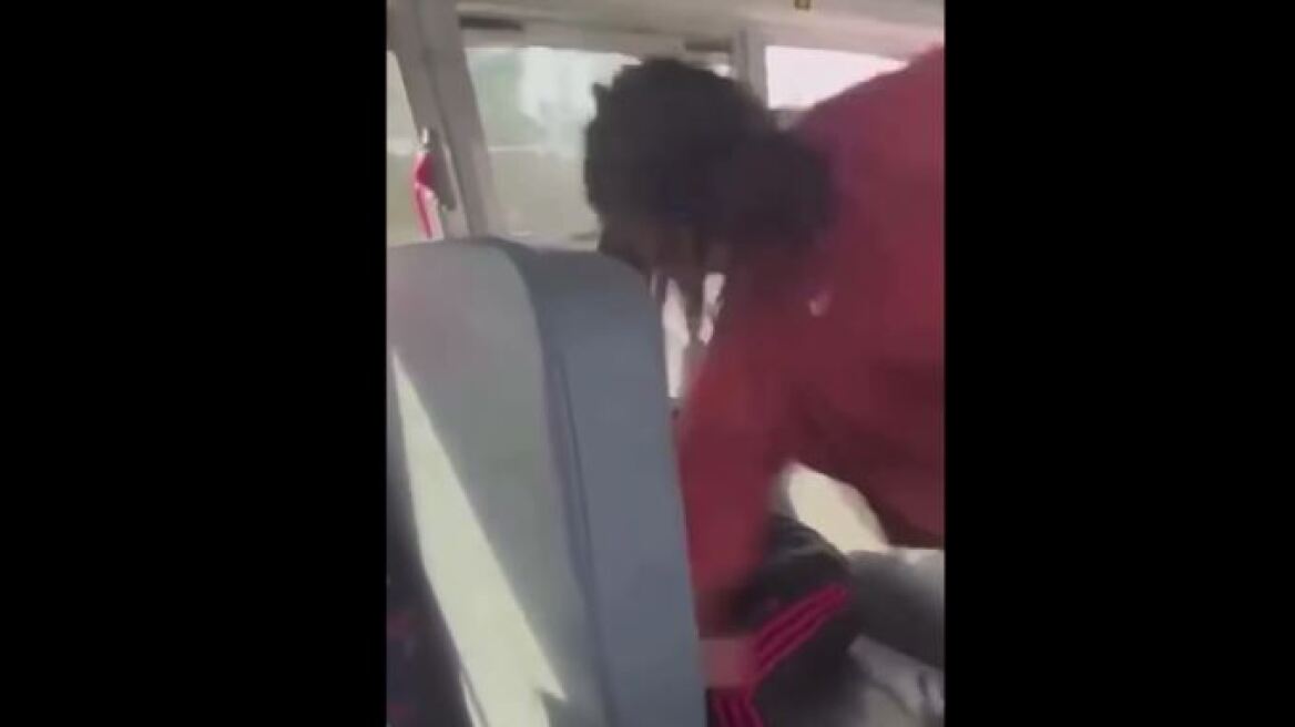 Σοκαριστική βία σε σχολικό λεωφορείο των ΗΠΑ: 10χρονο κορίτσι γρονθοκοπεί 6χρονο - Δείτε βίντεο
