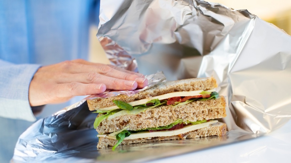 Αλουμινόχαρτο: ο λόγος που έχει γυαλιστερή και ματ όψη