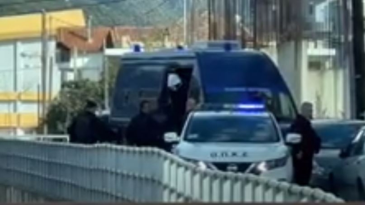 Ηγουμενίτσα: Αρνείται τις κατηγορίες για μεταφορά ναρκωτικών ο αστυνομικός που εντοπίστηκε σε καφετέρια