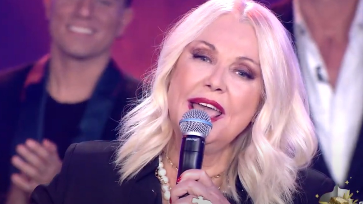 Βίντεο: Η Ρούλα Κορομηλά τραγουδάει ξανά το «Άγγελέ μου, τύραννέ μου», 31 χρόνια μετά το Ciao