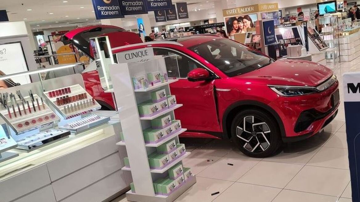 Αυστραλία: Χαμός σε εμπορικό κέντρο - Αυτοκίνητο έκανε όπισθεν, έπεσε σε κατάστημα και τραυμάτισε δύο άτομα