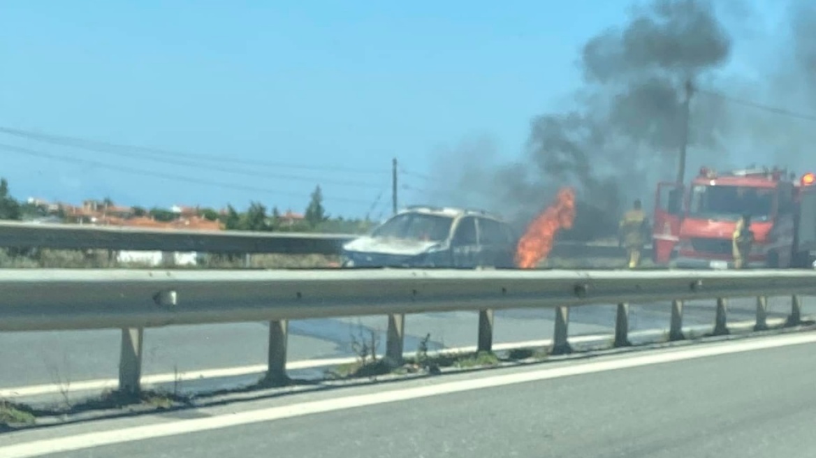 Θεσσαλονίκη: Αυτοκίνητο τυλίχθηκε στις φλόγες εν κινήσει στον Περιφερειακό
