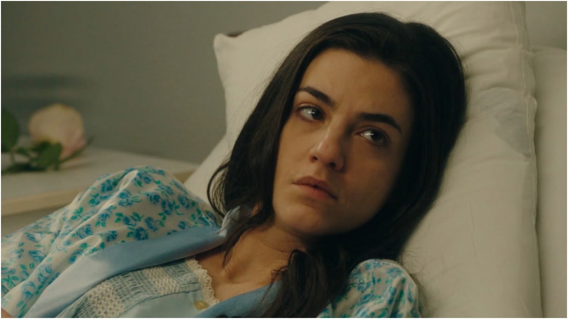 Το Ναυάγιο: Η Στέλλα κρατά στην αγκαλιά της ένα μωρό και πλέει σε πελάγη ευτυχίας