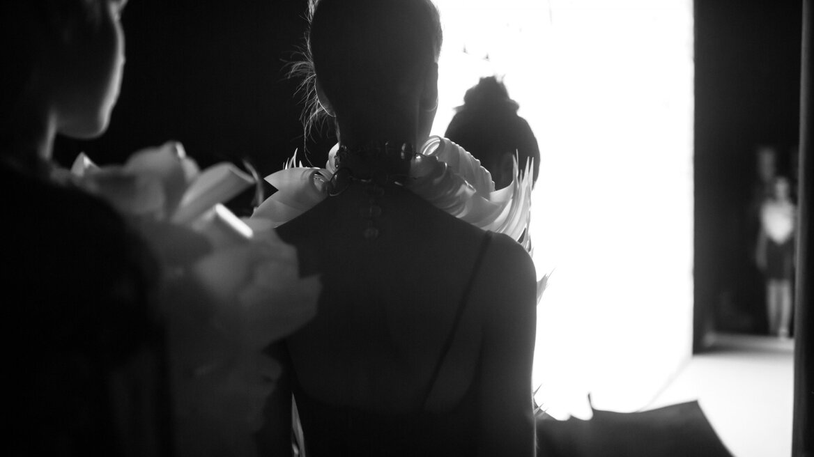 Μαύρο κραγιόν, καφέ eyeliner: Τα… σκοτεινά beauty trends της Παρισινής Εβδομάδας Μόδας