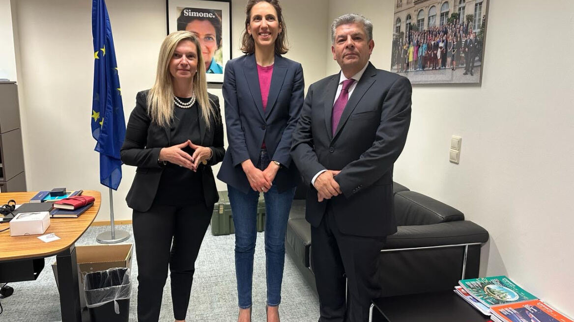 Στο ευρωπαϊκό κόμμα του Μακρόν οι «Δημοκράτες» του Ανδρέα Λοβέρδου