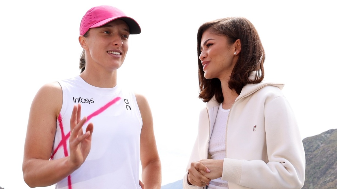 H Zendaya συνδυάζει μίνι πλισέ φούστα με λευκά sneakers σε ένα φρέσκο look