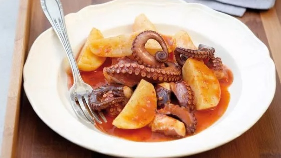 Χταπόδι κοκκινιστό με πατάτες